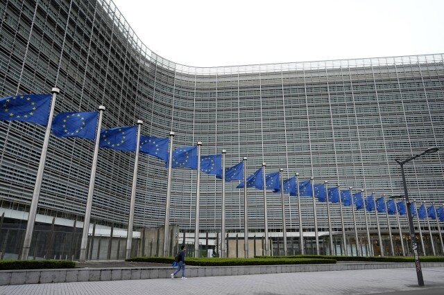 La Commissione europea chiede a 3 dei maggiori siti di pornografia di fornire dettagli sulle misure di protezione dei minori ai sensi della legge digitale